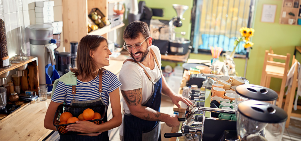 Deux gérants d'un café préparent l'ouverture avec le sourire